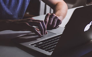 PS5 Hyperpop 系列外壳与 DualSense 手柄为你的主机增添炫目霓虹色彩